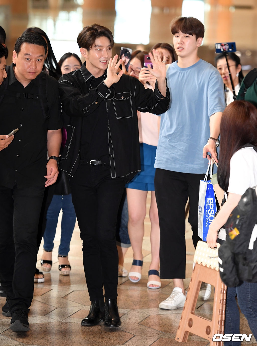 Lee Jun Ki lãng tử xuất ngoại trong sự tiễn chân của đám đông fan