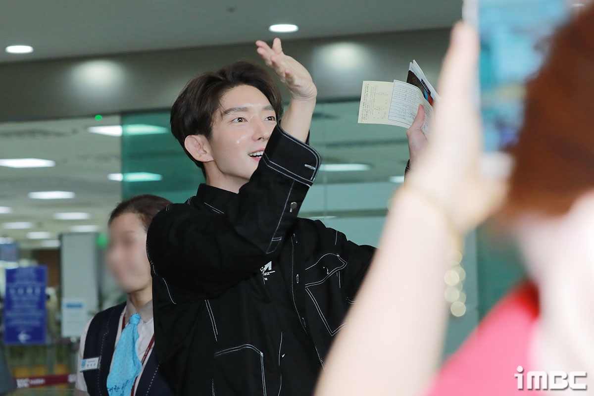 Lee Jun Ki lãng tử xuất ngoại trong sự tiễn chân của đám đông fan