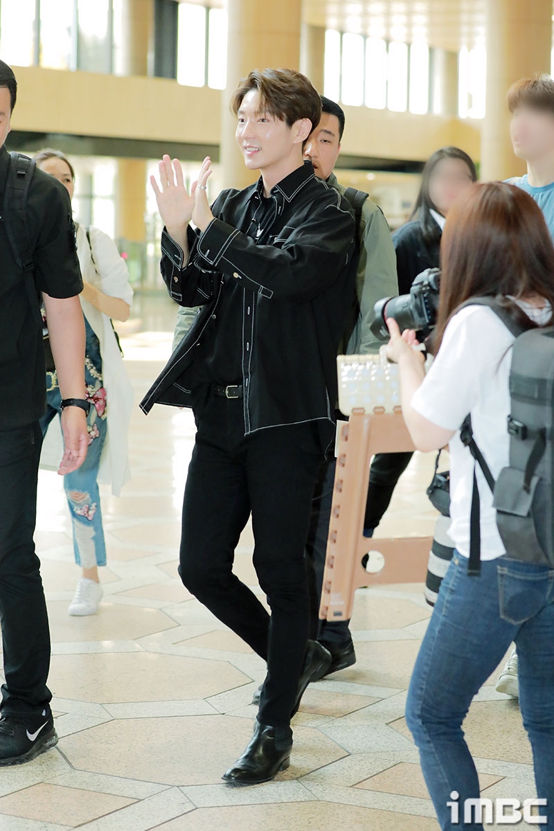 Lee Jun Ki lãng tử xuất ngoại trong sự tiễn chân của đám đông fan