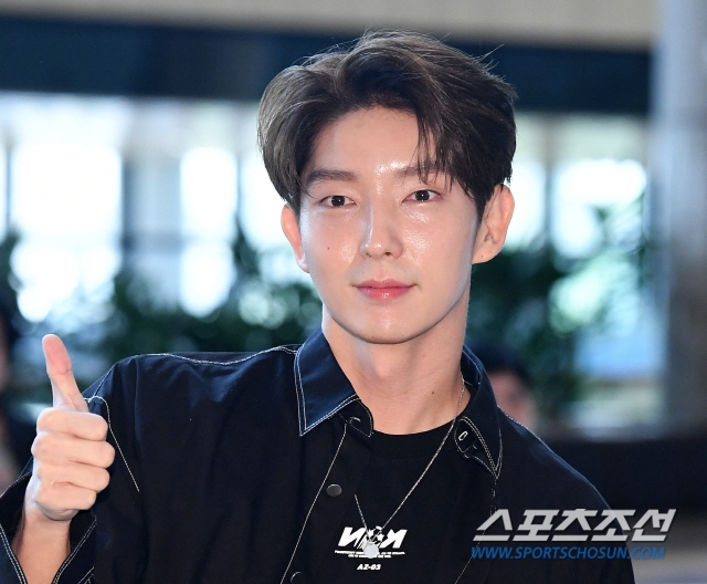 Lee Jun Ki lãng tử xuất ngoại trong sự tiễn chân của đám đông fan