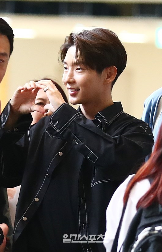 Lee Jun Ki lãng tử xuất ngoại trong sự tiễn chân của đám đông fan