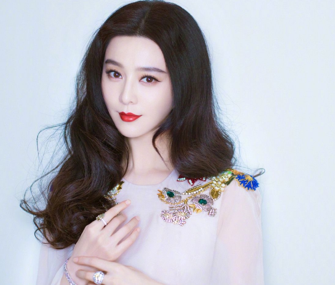 Phạm Băng Băng tái xuất sau scandal, được 5 trợ lý vây quanh phục vụ