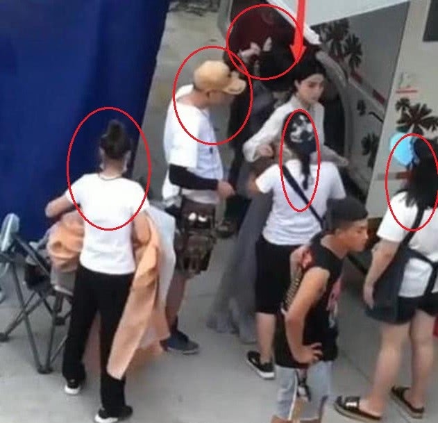 Phạm Băng Băng tái xuất sau scandal, được 5 trợ lý vây quanh phục vụ
