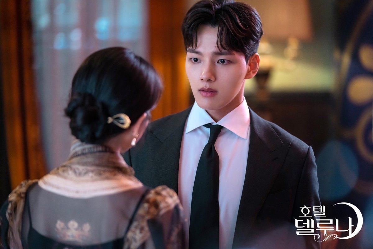 'Hotel Del Luna' tung ảnh tạo hình kiêu sa của IU gây chú ý