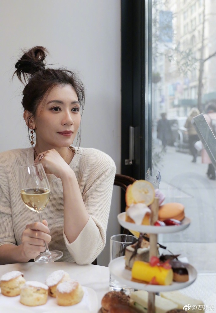 Chồng Giả Tịnh Văn được ca tụng là 'bố dượng nhà người ta'