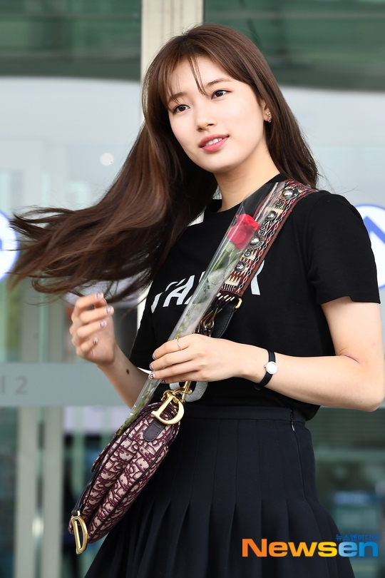 Suzy, Park Bo Gum, Lee Sung Kyung gây chú ý với thời trang sân bay
