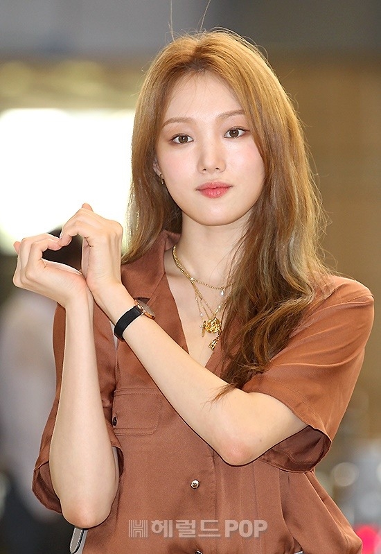 Suzy, Park Bo Gum, Lee Sung Kyung gây chú ý với thời trang sân bay