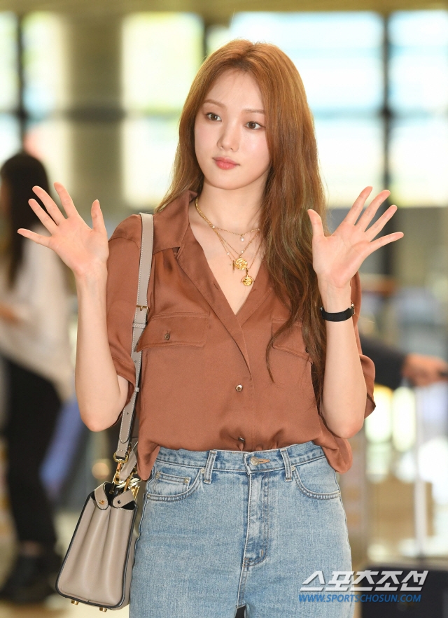 Suzy, Park Bo Gum, Lee Sung Kyung gây chú ý với thời trang sân bay