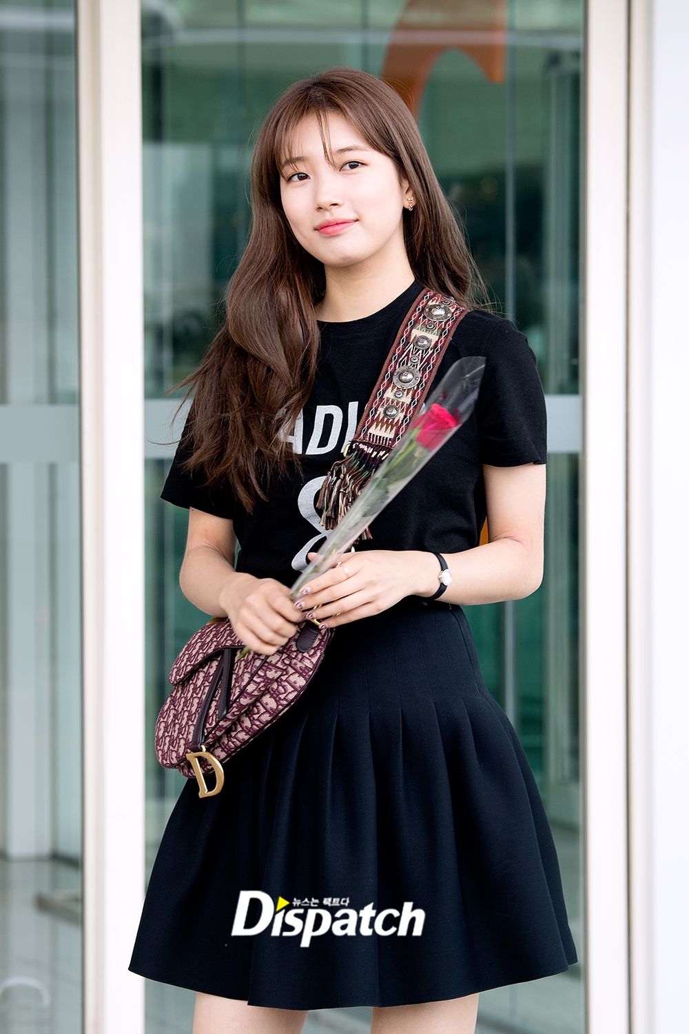Suzy, Park Bo Gum, Lee Sung Kyung gây chú ý với thời trang sân bay