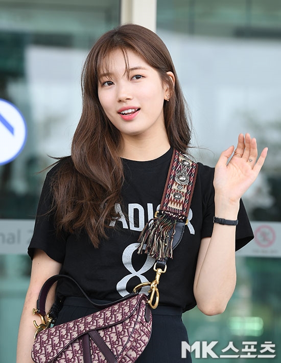 Suzy, Park Bo Gum, Lee Sung Kyung gây chú ý với thời trang sân bay