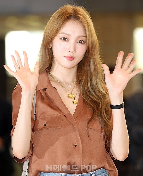 Suzy, Park Bo Gum, Lee Sung Kyung gây chú ý với thời trang sân bay