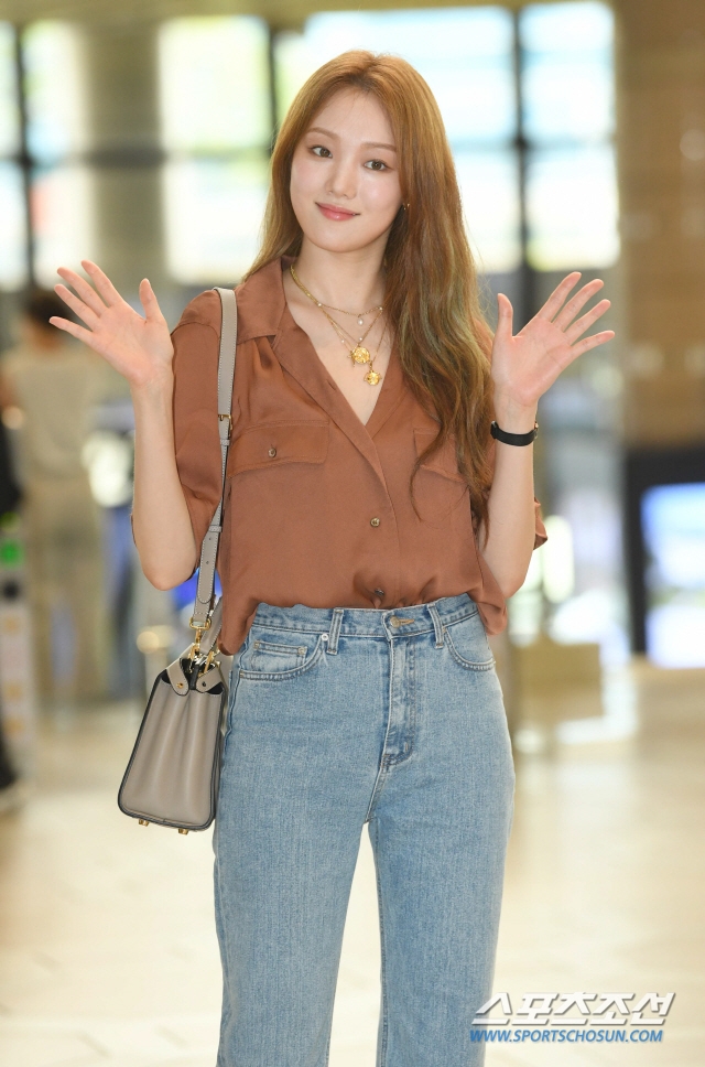 Suzy, Park Bo Gum, Lee Sung Kyung gây chú ý với thời trang sân bay