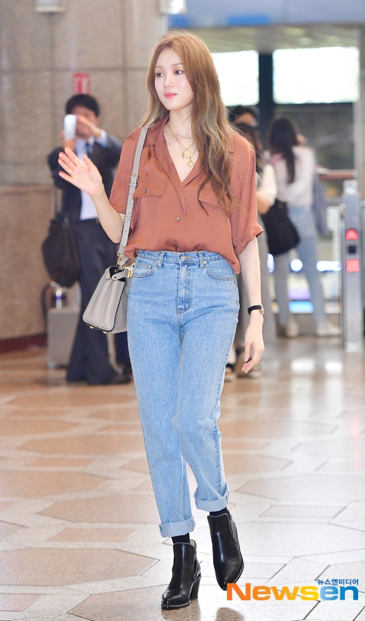 Suzy, Park Bo Gum, Lee Sung Kyung gây chú ý với thời trang sân bay