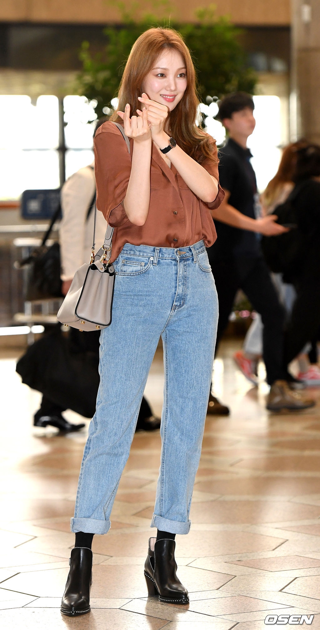 Suzy, Park Bo Gum, Lee Sung Kyung gây chú ý với thời trang sân bay
