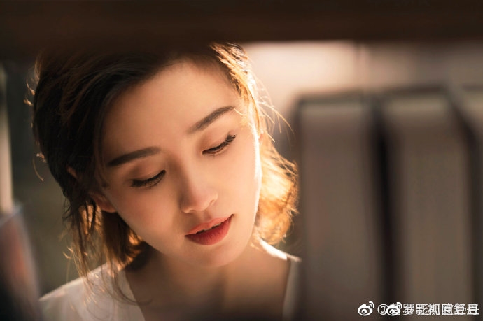 Lưu Thi Thi lại gây xôn xao vì tung bộ ảnh mới úp mở việc tái xuất