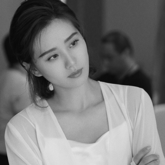 Lưu Thi Thi lại gây xôn xao vì tung bộ ảnh mới úp mở việc tái xuất