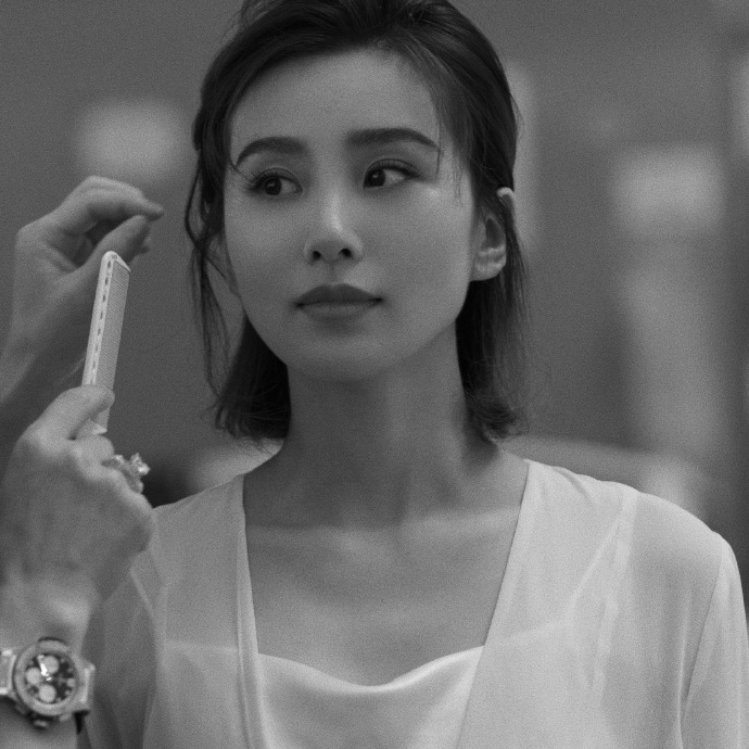 Lưu Thi Thi lại gây xôn xao vì tung bộ ảnh mới úp mở việc tái xuất