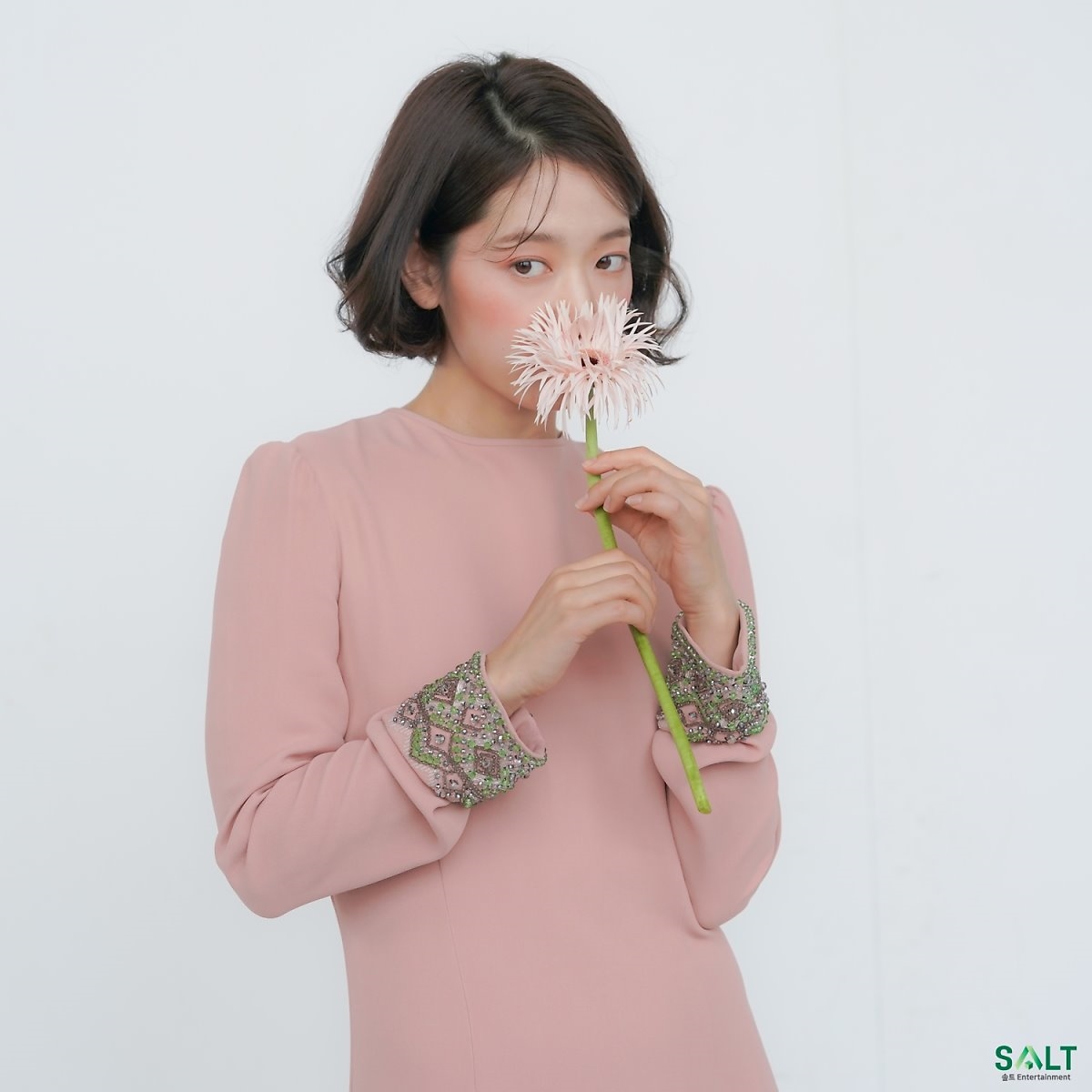 Park Shin Hye tung bộ ảnh mới chụp họa báo Trung Quốc đầy khí chất