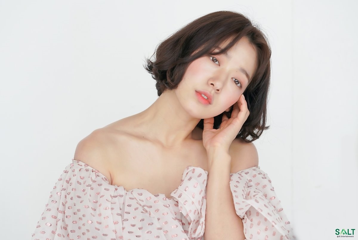 Park Shin Hye tung bộ ảnh mới chụp họa báo Trung Quốc đầy khí chất