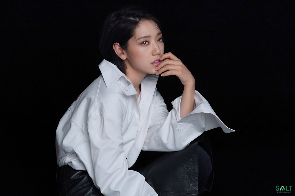 Park Shin Hye tung bộ ảnh mới chụp họa báo Trung Quốc đầy khí chất