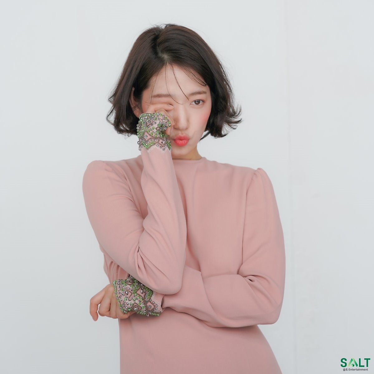 Park Shin Hye tung bộ ảnh mới chụp họa báo Trung Quốc đầy khí chất
