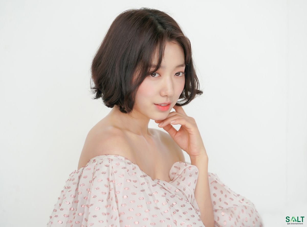 Park Shin Hye tung bộ ảnh mới chụp họa báo Trung Quốc đầy khí chất