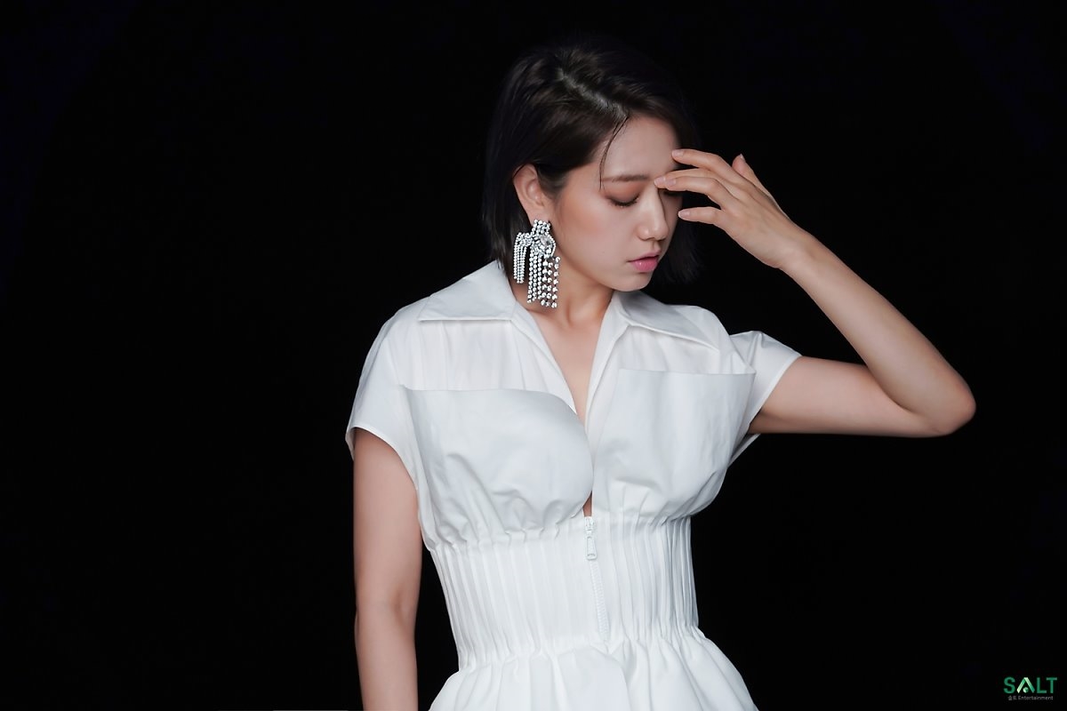 Park Shin Hye tung bộ ảnh mới chụp họa báo Trung Quốc đầy khí chất