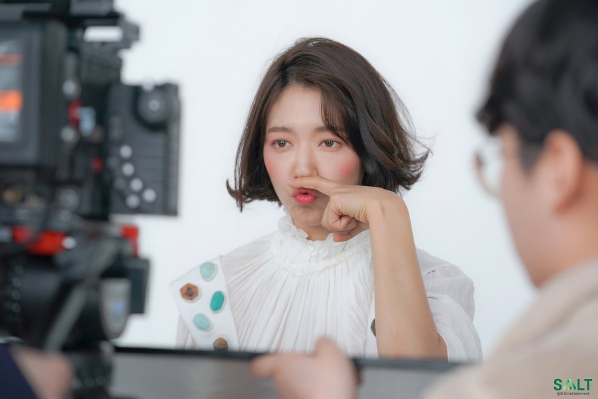 Park Shin Hye tung bộ ảnh mới chụp họa báo Trung Quốc đầy khí chất