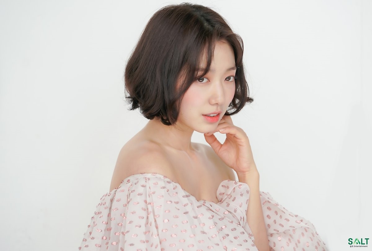 Park Shin Hye tung bộ ảnh mới chụp họa báo Trung Quốc đầy khí chất