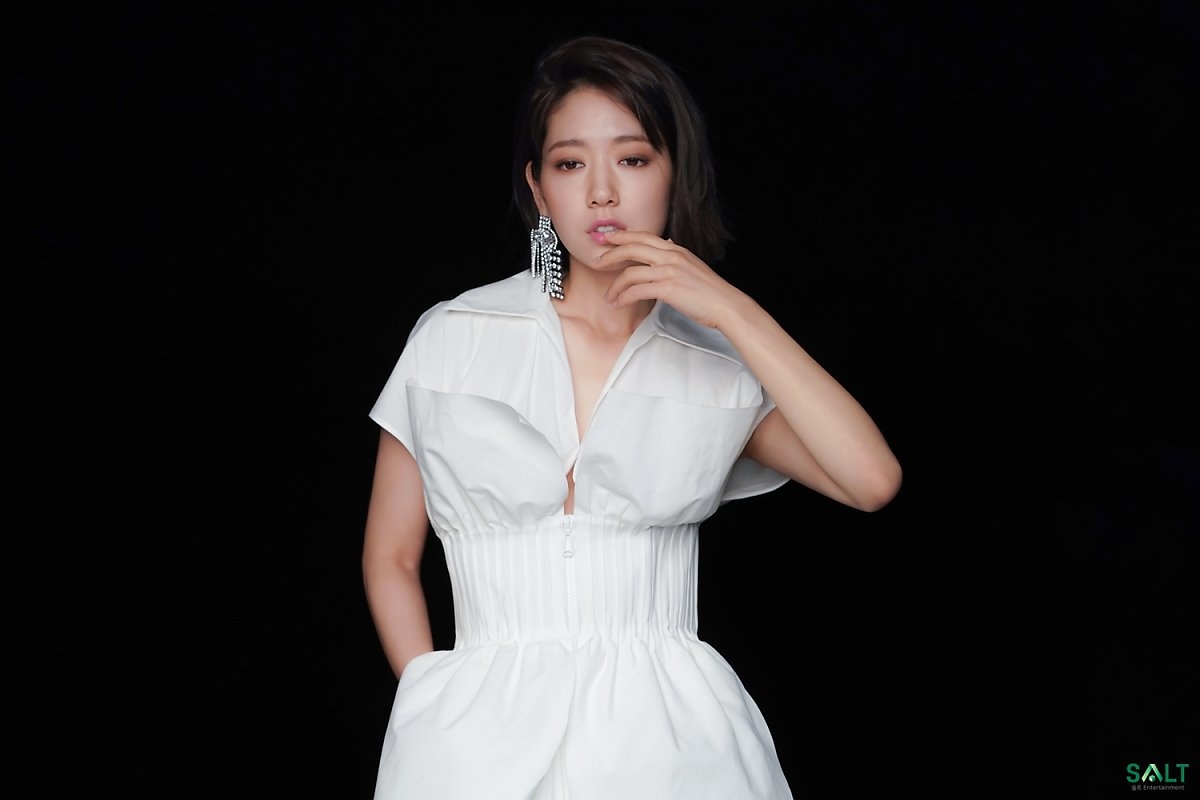 Park Shin Hye tung bộ ảnh mới chụp họa báo Trung Quốc đầy khí chất