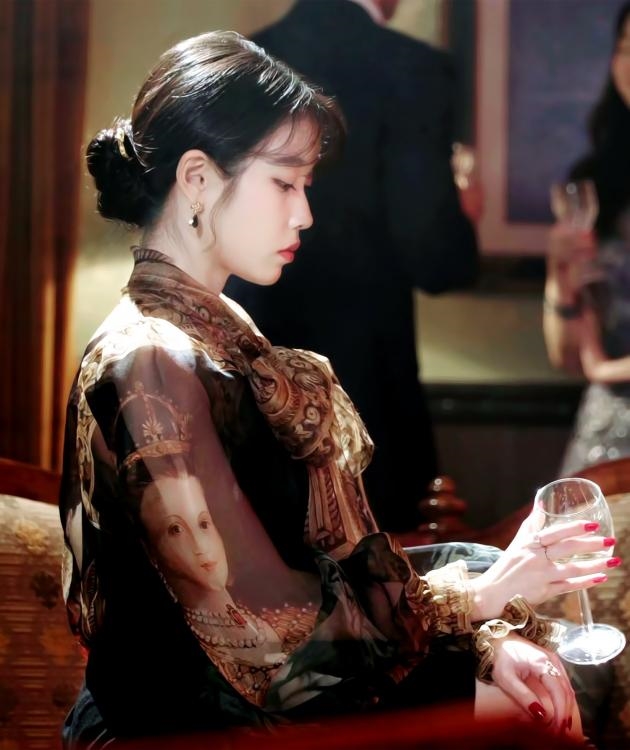 'Hotel Del Luna' gây tò mò và trông đợi với tạo hình IU và teaser mới
