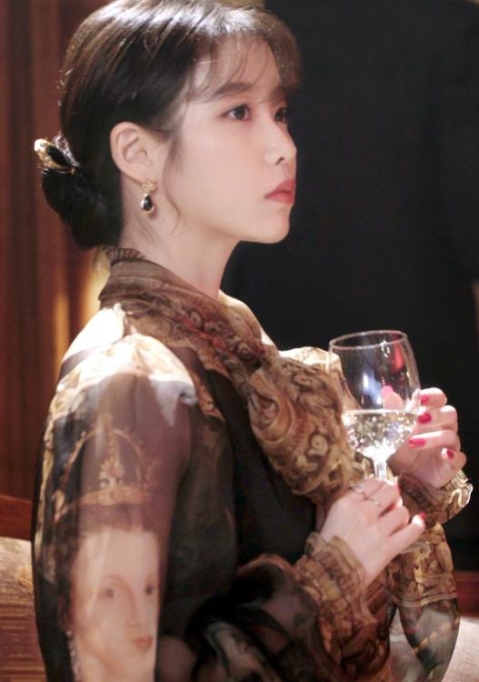 'Hotel Del Luna' gây tò mò và trông đợi với tạo hình IU và teaser mới