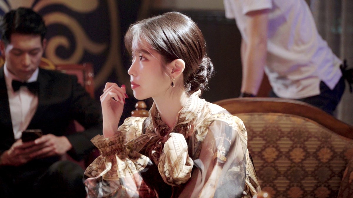 'Hotel Del Luna' gây tò mò và trông đợi với tạo hình IU và teaser mới