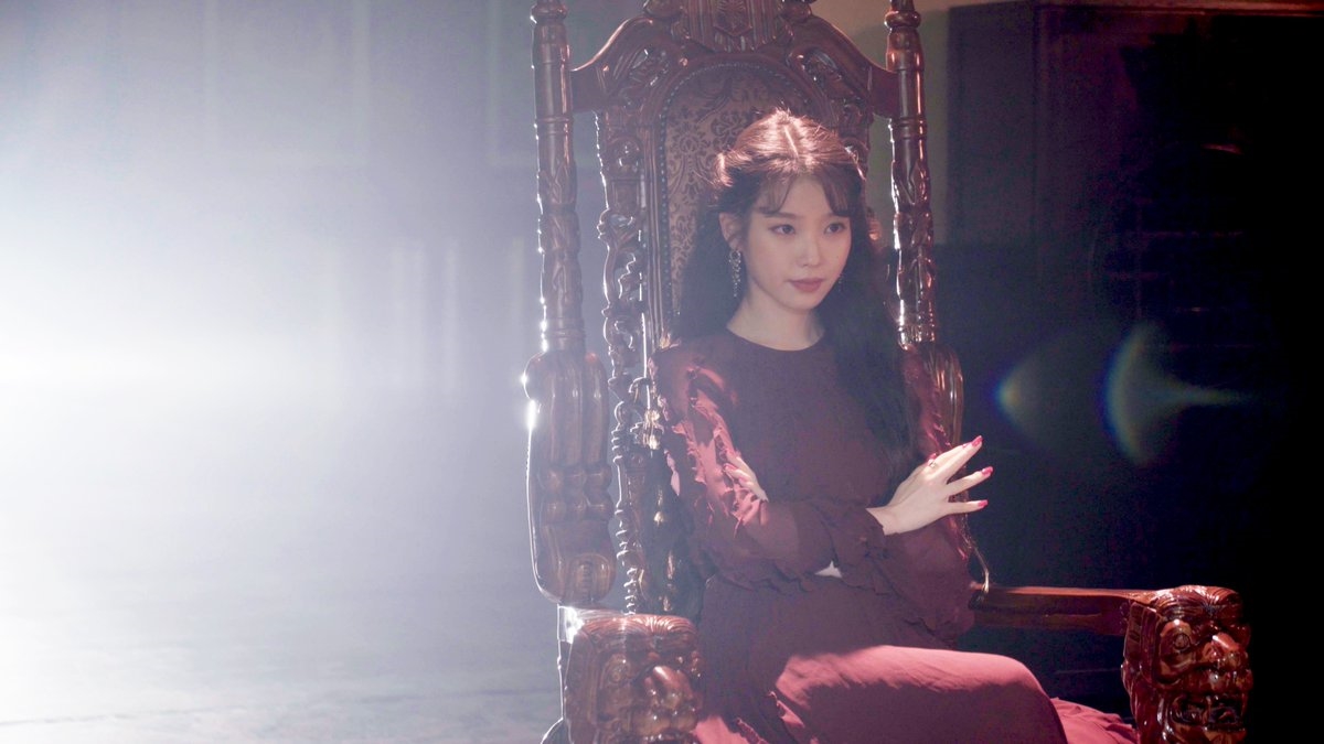 'Hotel Del Luna' gây tò mò và trông đợi với tạo hình IU và teaser mới