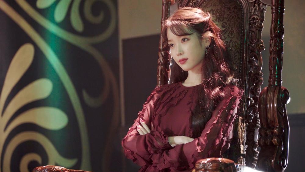 'Hotel Del Luna' gây tò mò và trông đợi với tạo hình IU và teaser mới