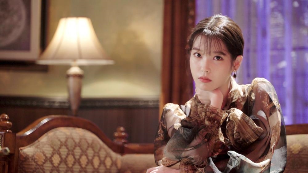 'Hotel Del Luna' gây tò mò và trông đợi với tạo hình IU và teaser mới