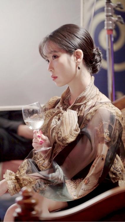'Hotel Del Luna' gây tò mò và trông đợi với tạo hình IU và teaser mới