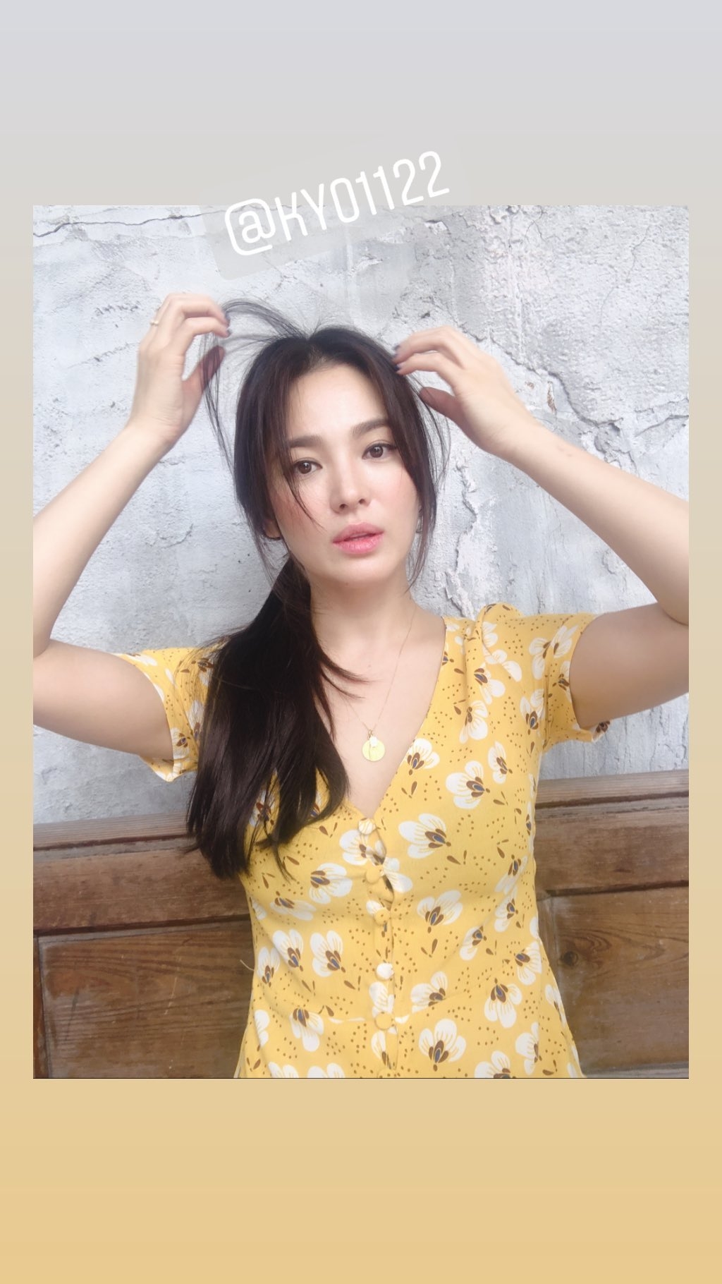 Song Hye Kyo bất ngờ gây sốt với ảnh mới xinh như búp bê