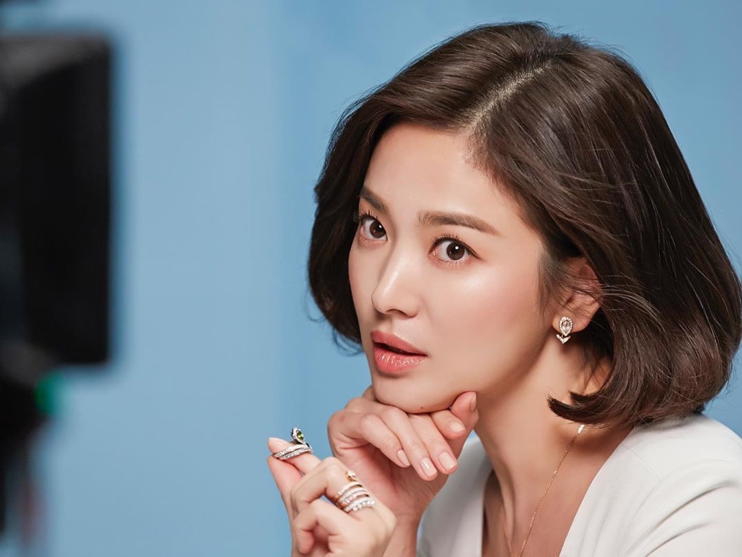 Song Hye Kyo bất ngờ gây sốt với ảnh mới xinh như búp bê