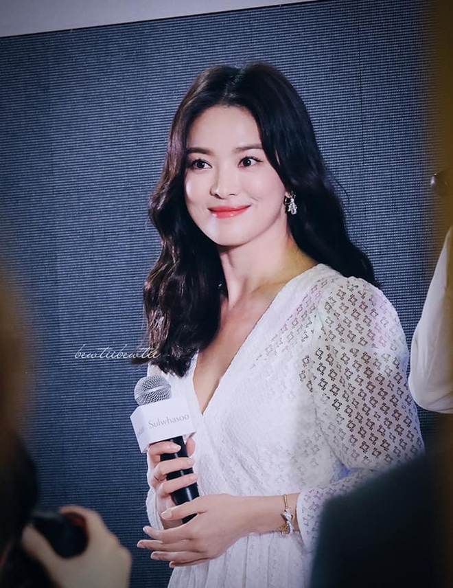Song Hye Kyo bất ngờ gây sốt với ảnh mới xinh như búp bê