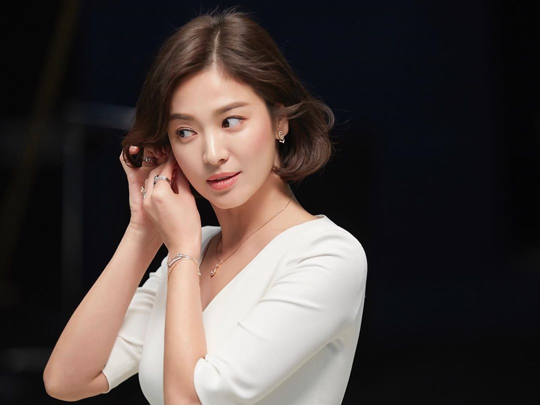 Song Hye Kyo bất ngờ gây sốt với ảnh mới xinh như búp bê