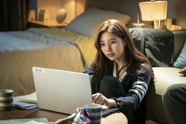 Suzy được mời tham gia movie mới đồng thời drama mới tung ảnh đẹp