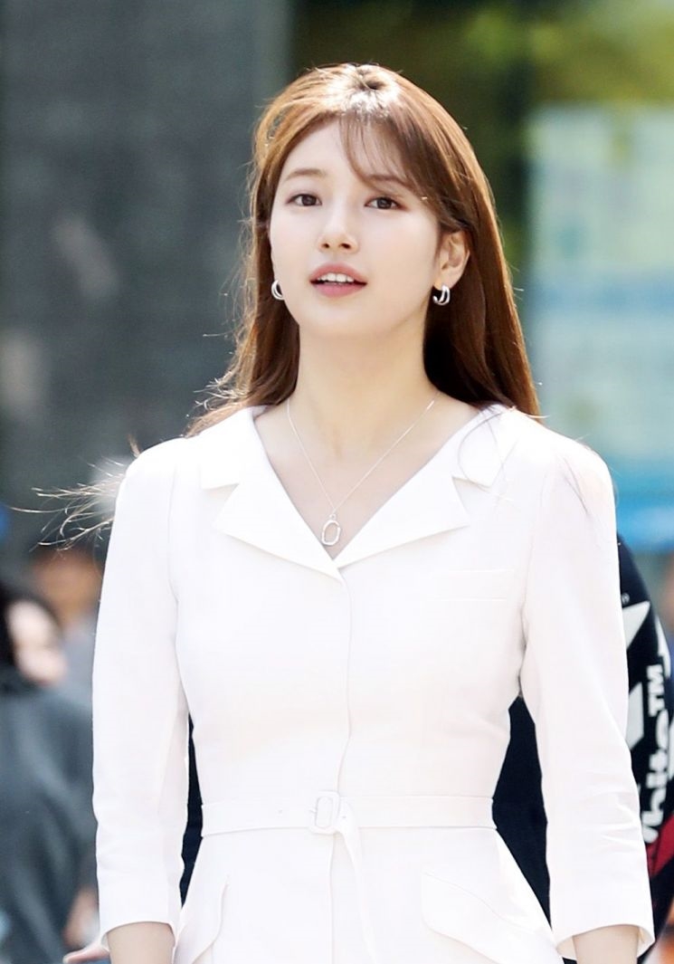 Suzy được mời tham gia movie mới đồng thời drama mới tung ảnh đẹp