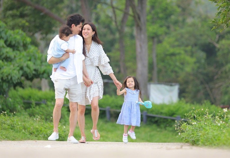 Chung Gia Hân hạnh phúc đưa cả gia đình lên MV ca nhạc mới
