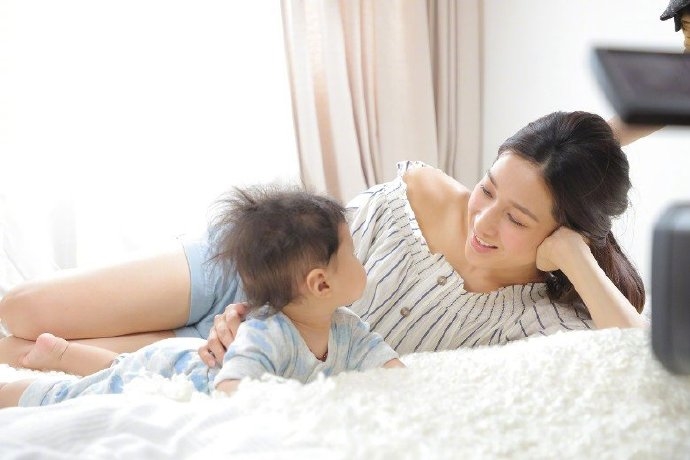Chung Gia Hân hạnh phúc đưa cả gia đình lên MV ca nhạc mới