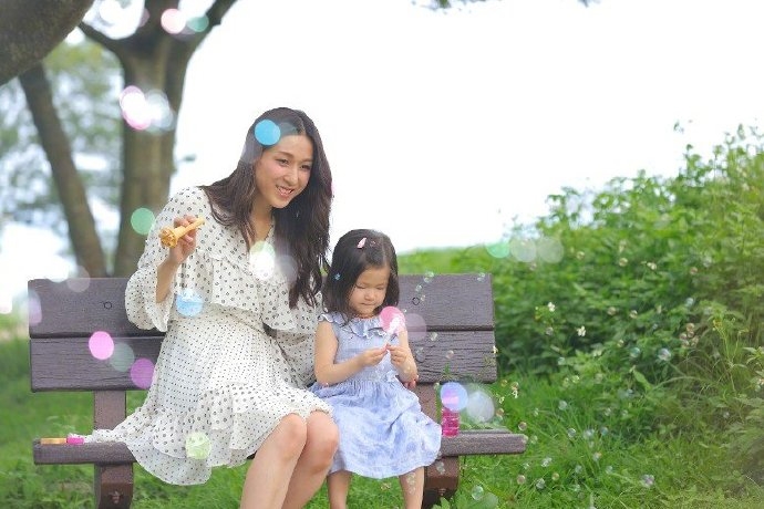 Chung Gia Hân hạnh phúc đưa cả gia đình lên MV ca nhạc mới