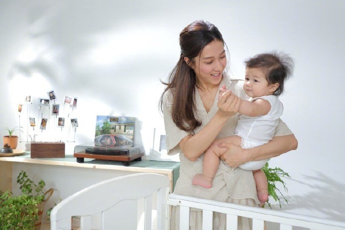 Chung Gia Hân hạnh phúc đưa cả gia đình lên MV ca nhạc mới