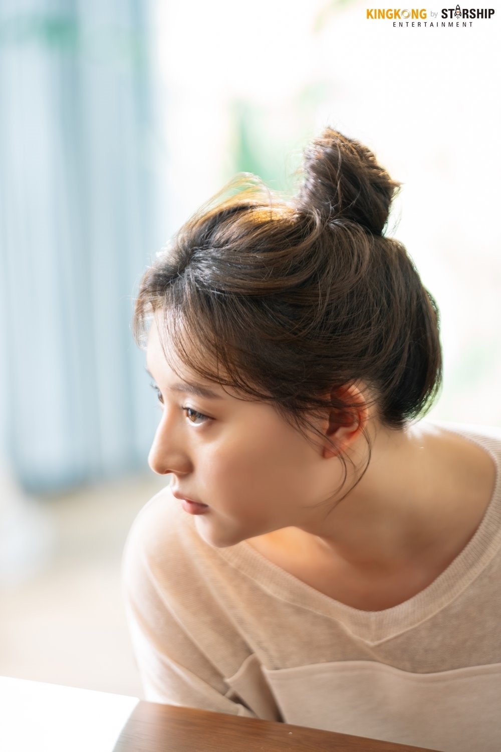 Kim Ji Won tung bộ ảnh hậu trường chụp quảng cáo mới