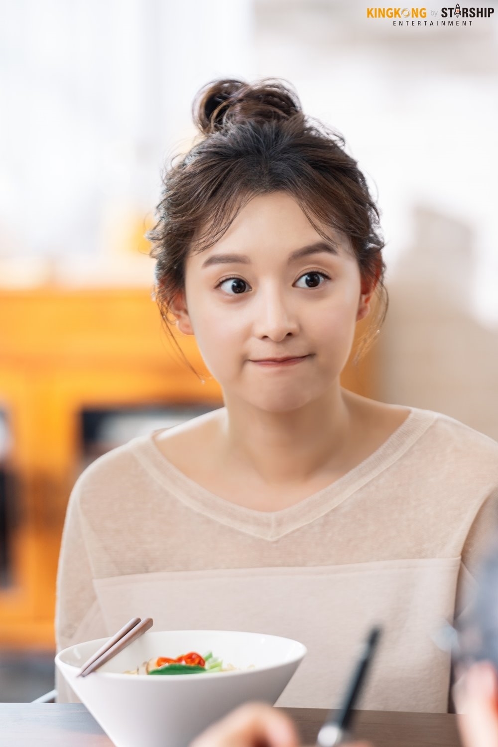 Kim Ji Won tung bộ ảnh hậu trường chụp quảng cáo mới