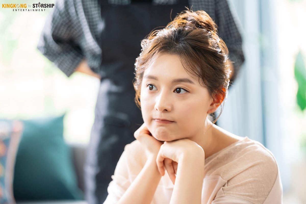 Kim Ji Won tung bộ ảnh hậu trường chụp quảng cáo mới